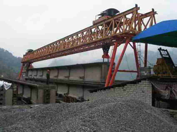 JQ900A型架橋機(jī)架梁作業(yè)