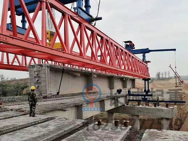 180噸運(yùn)架一體架橋機(jī)的結(jié)構(gòu)形式